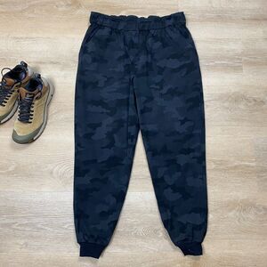 Lululemon Keep Moving Jogger Color Black Camo Women's Sizer 12‎